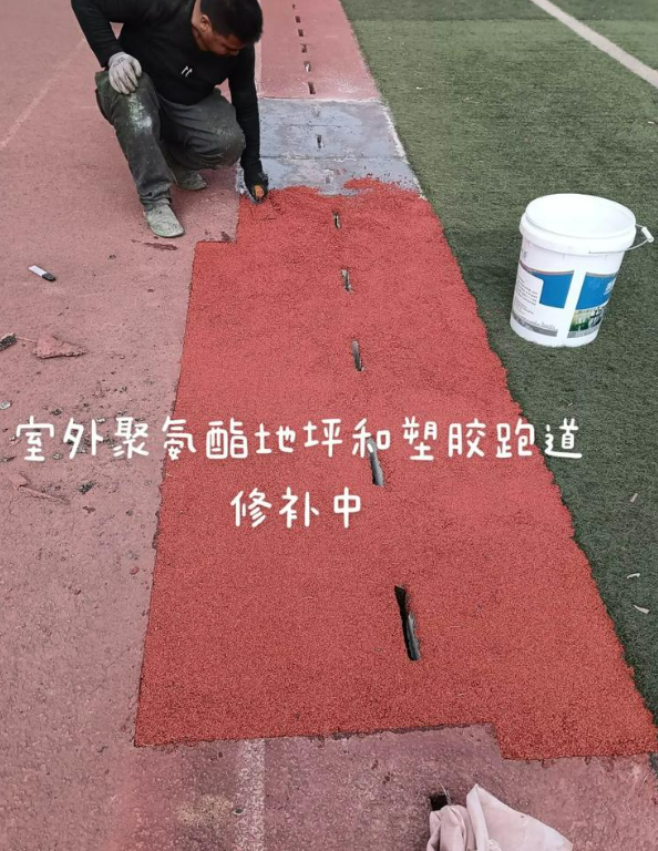 阿荣球场地面翻新维修，核心是先诊断破损